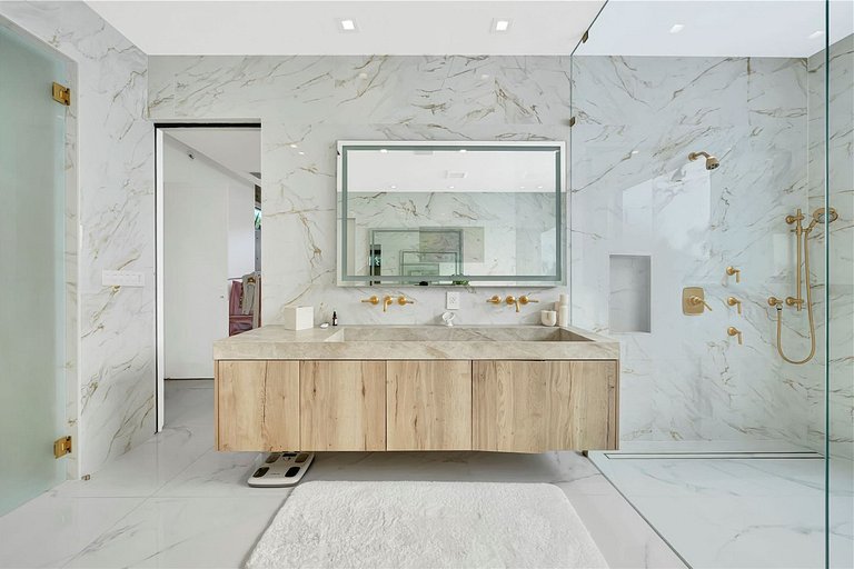 Mia008 - Renovated Home in The Roads, Miami
