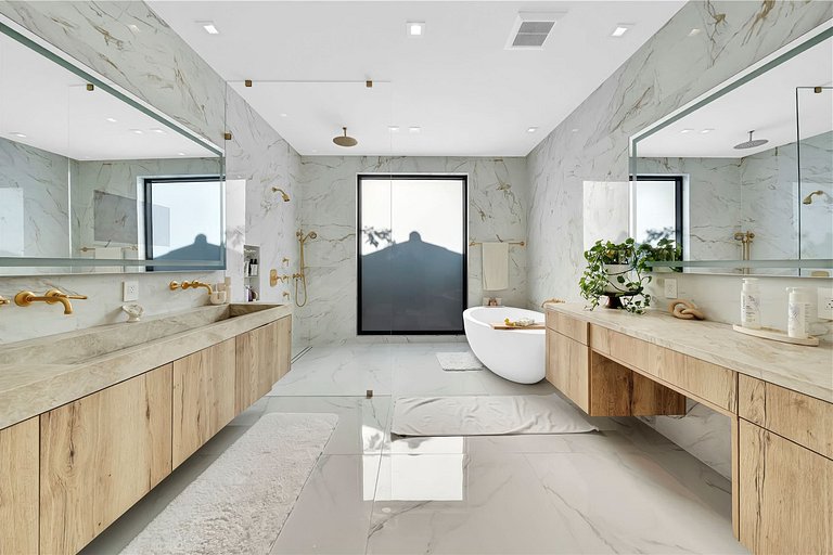 Mia008 - Renovated Home in The Roads, Miami