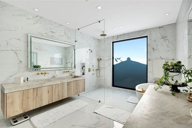 Mia008 - Renovated Home in The Roads, Miami