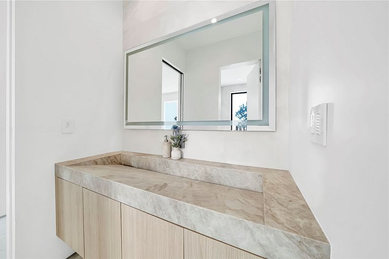 Mia008 - Casa reformada em The Roads, Miami