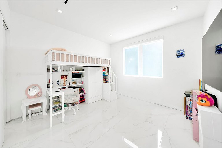 Mia008 - Casa reformada em The Roads, Miami