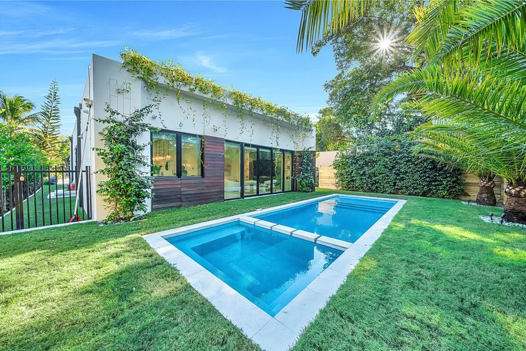 Mia008 - Renovated Home in The Roads, Miami