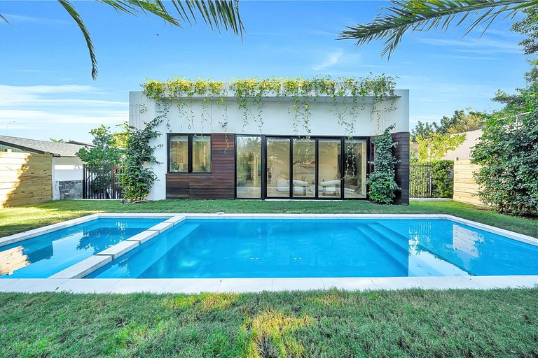 Mia008 - Renovated Home in The Roads, Miami