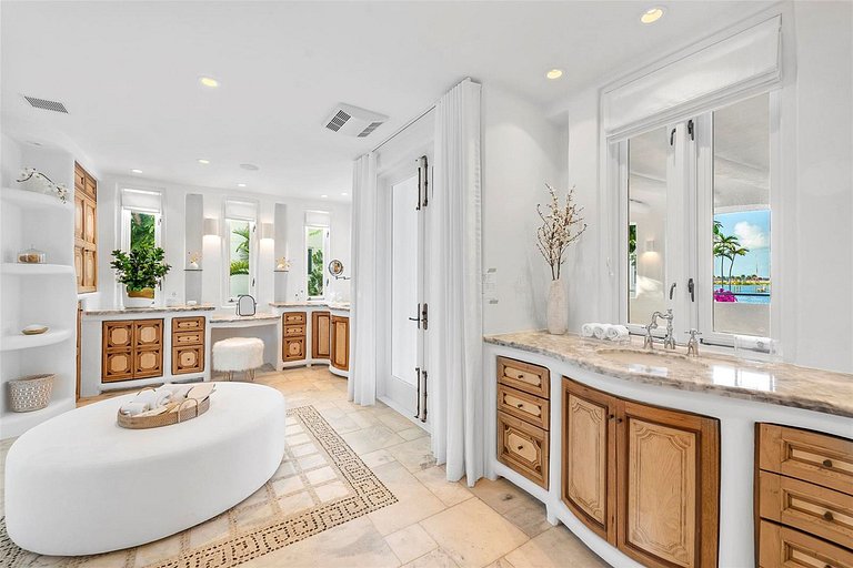 Mia009 - Mykonos-Style Waterfront Estate in Miami
