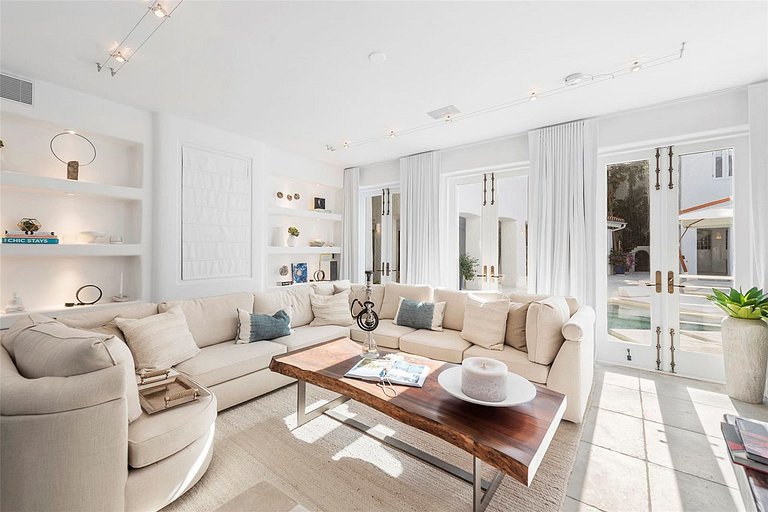 Mia009 - Mykonos-Style Waterfront Estate in Miami