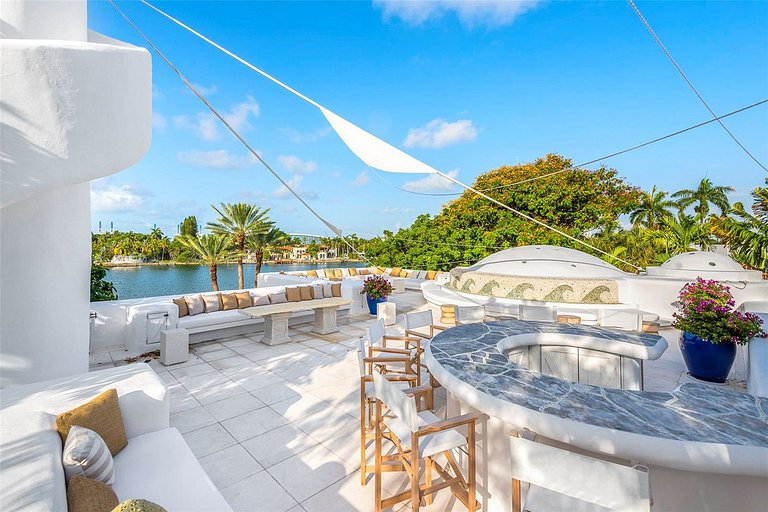 Mia009 - Mykonos-Style Waterfront Estate in Miami