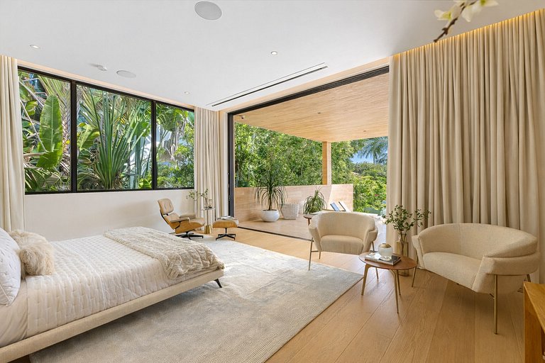 Mia005 - Modern Waterfront Estate on Sunset Island