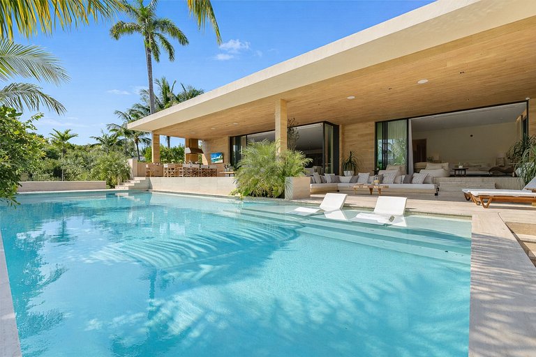 Mia005 - Modern Waterfront Estate on Sunset Island