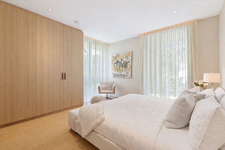 Mia005 - Modern Waterfront Estate on Sunset Island