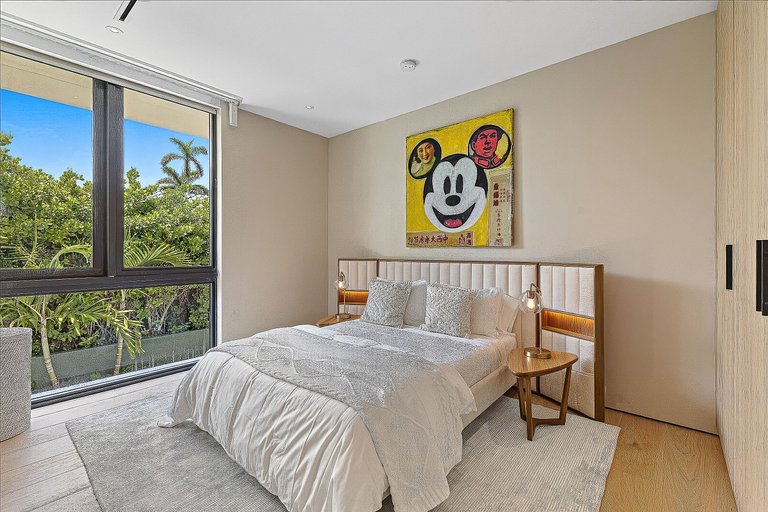 Mia005 - Modern Waterfront Estate on Sunset Island