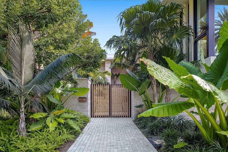Mia005 - Modern Waterfront Estate on Sunset Island