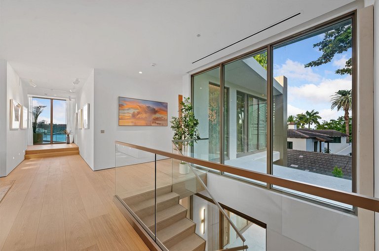 Mia004 - Casa contemporánea frente al mar en Miami