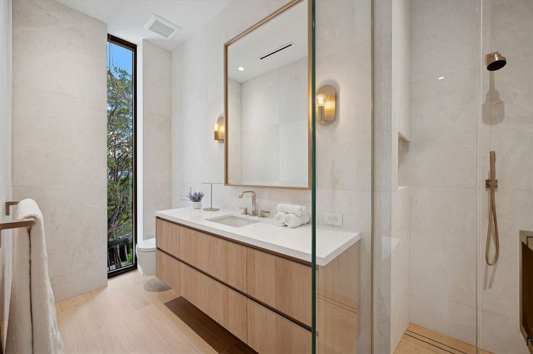 Mia004 - Luxury waterfront mansion in Miami