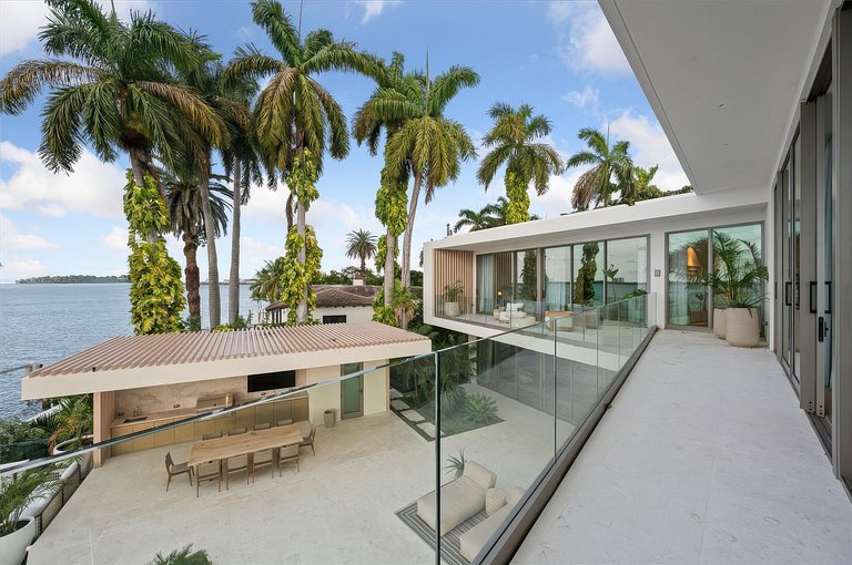 Mia004 - Casa contemporánea frente al mar en Miami