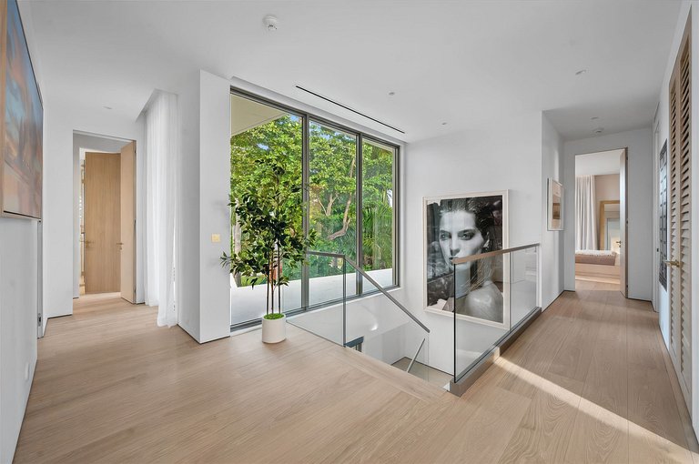 Mia004 - Casa contemporânea frente mar em Miami
