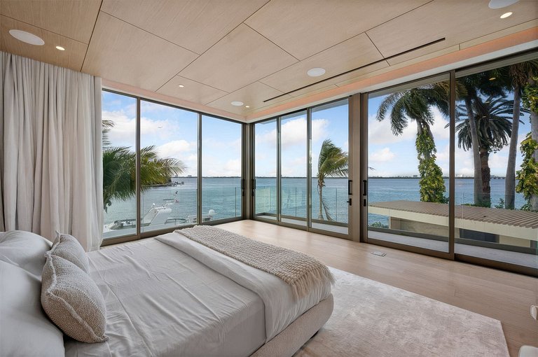 Mia004 - Casa contemporánea frente al mar en Miami