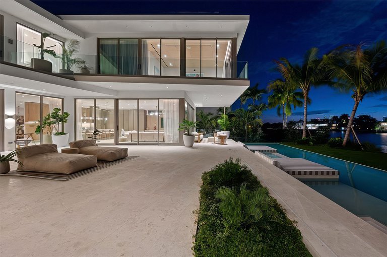 Mia004 - Casa contemporânea frente mar em Miami