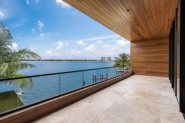 Mia011 - Waterfront Luxury Villa in Miami