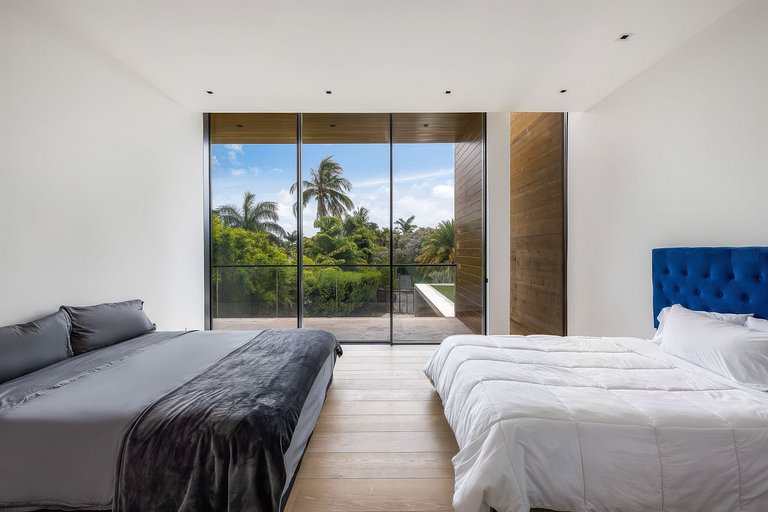Mia011 - Waterfront Luxury Villa in Miami