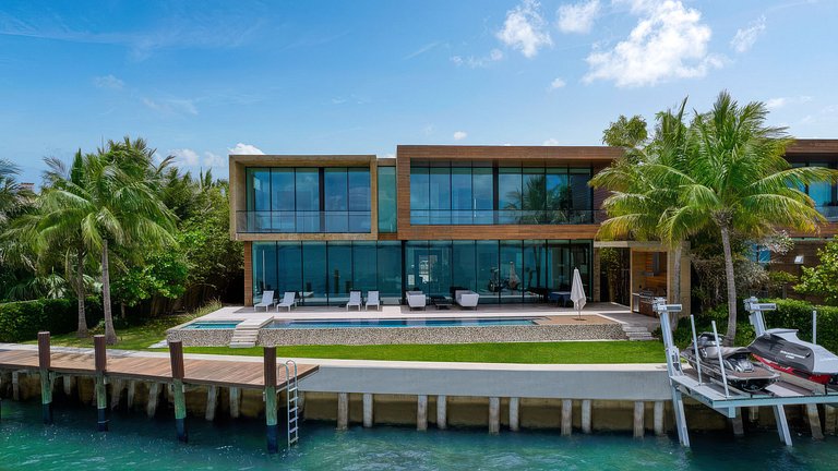 Mia011 - Waterfront Luxury Villa in Miami