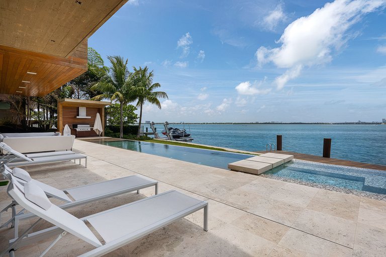 Mia011 - Waterfront Luxury Villa in Miami