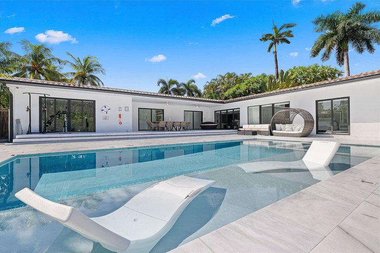 Mia007 - Modern Smart Home in Hollywood Lakes