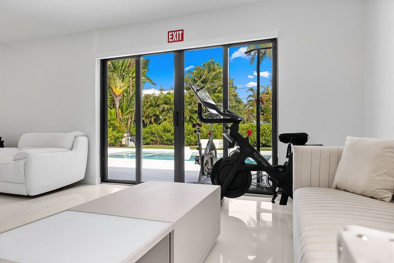 Mia007 - Modern Smart Home in Hollywood Lakes