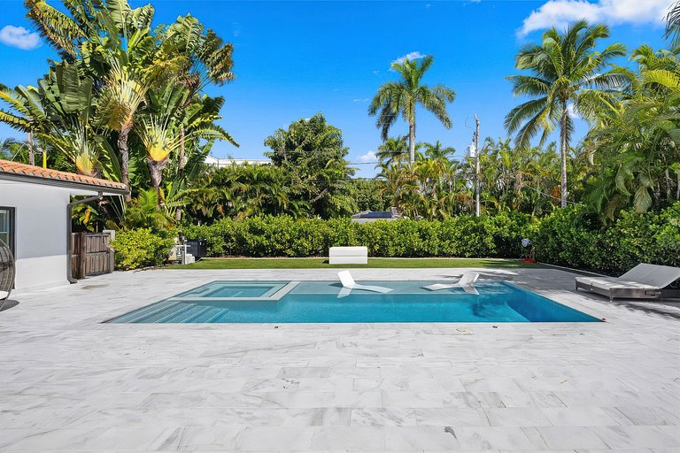 Mia007 - Modern Smart Home in Hollywood Lakes