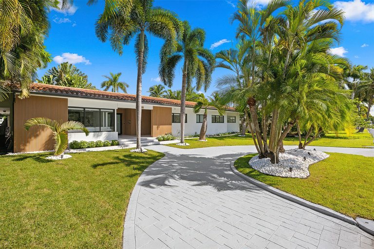 Mia007 - Modern Smart Home in Hollywood Lakes