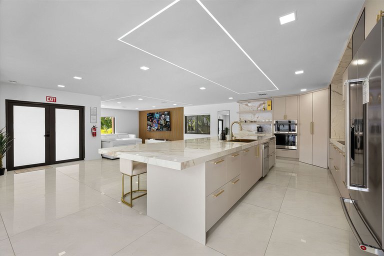 Mia007 - Modern Smart Home in Hollywood Lakes