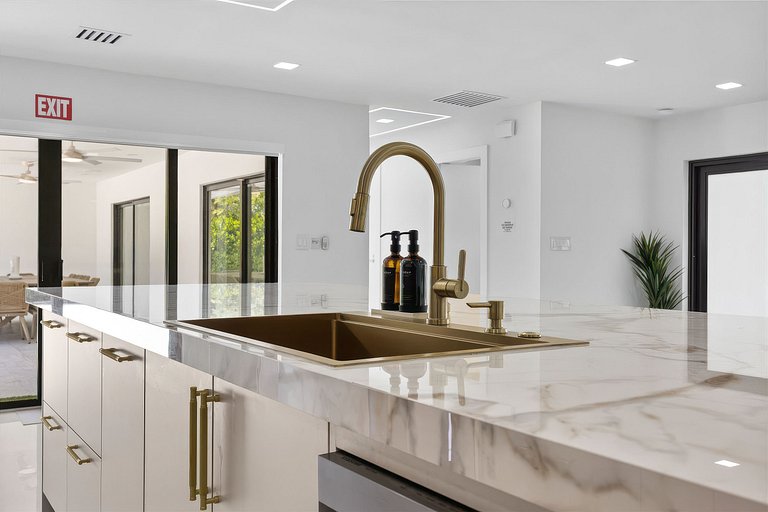 Mia007 - Modern Smart Home in Hollywood Lakes