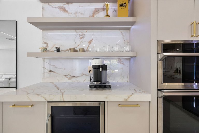 Mia007 - Modern Smart Home in Hollywood Lakes