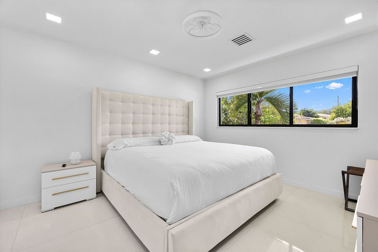 Mia007 - Modern Smart Home in Hollywood Lakes