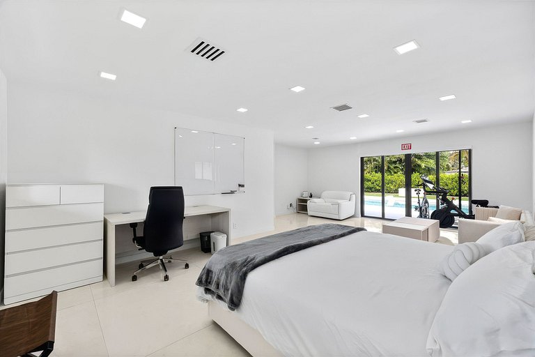 Mia007 - Modern Smart Home in Hollywood Lakes
