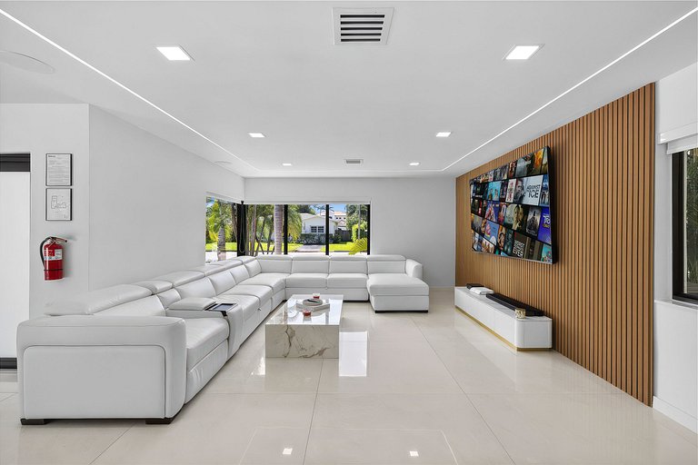 Mia007 - Modern Smart Home in Hollywood Lakes