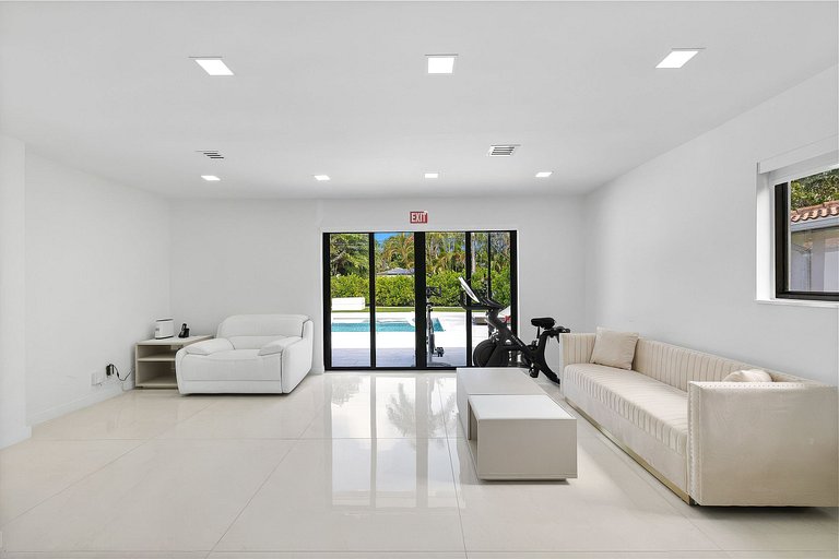 Mia007 - Casa Inteligente Moderna em Hollywood Lakes