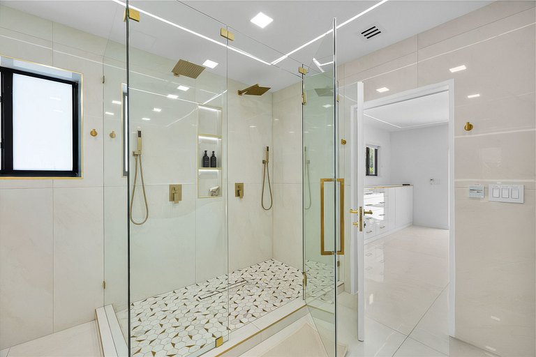 Mia007 - Modern Smart Home in Hollywood Lakes