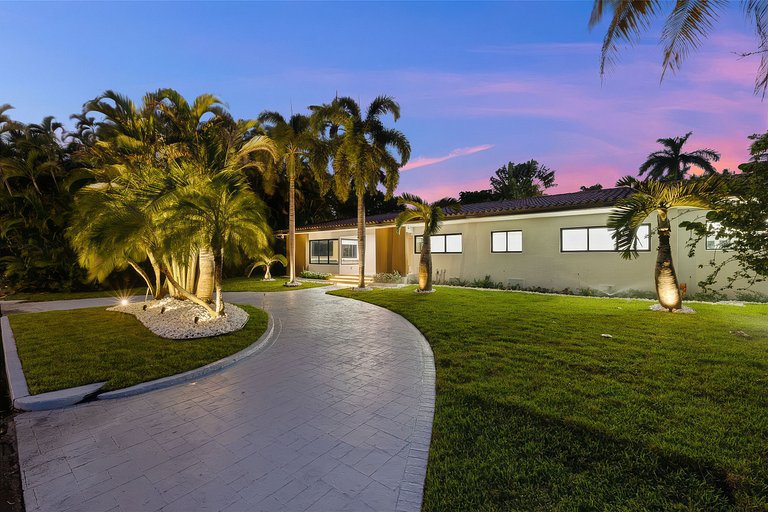Mia007 - Casa Inteligente Moderna em Hollywood Lakes