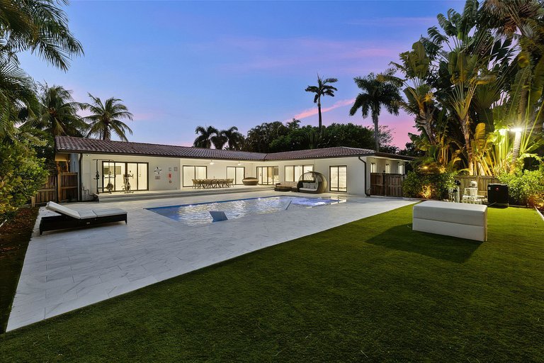 Mia007 - Modern Smart Home in Hollywood Lakes