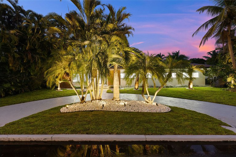 Mia007 - Modern Smart Home in Hollywood Lakes