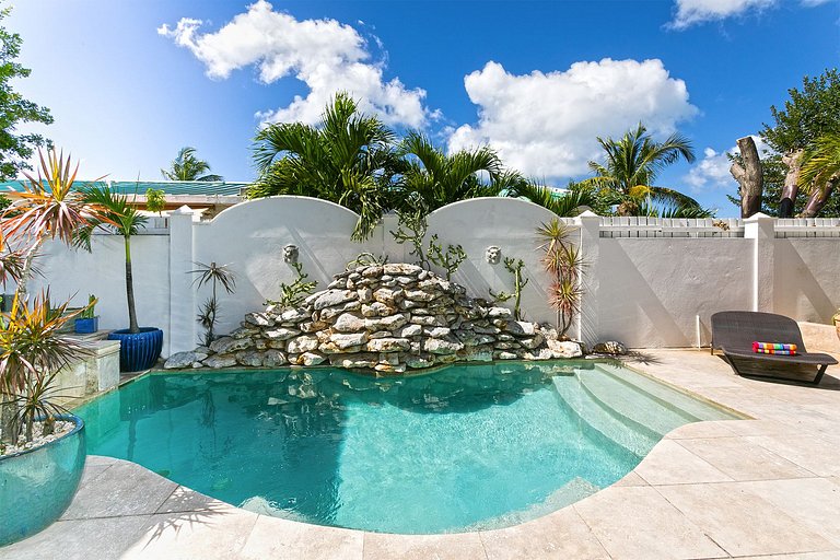 Sxm015 – Beachfront villa with ocean views in Simpson Bay