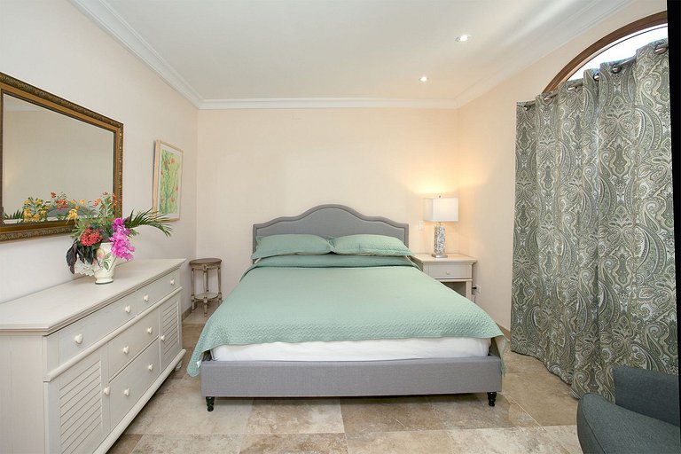 Sxm015 – Beachfront villa with ocean views in Simpson Bay