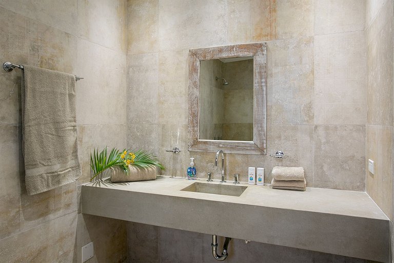 Sxm015 – Beachfront villa with ocean views in Simpson Bay