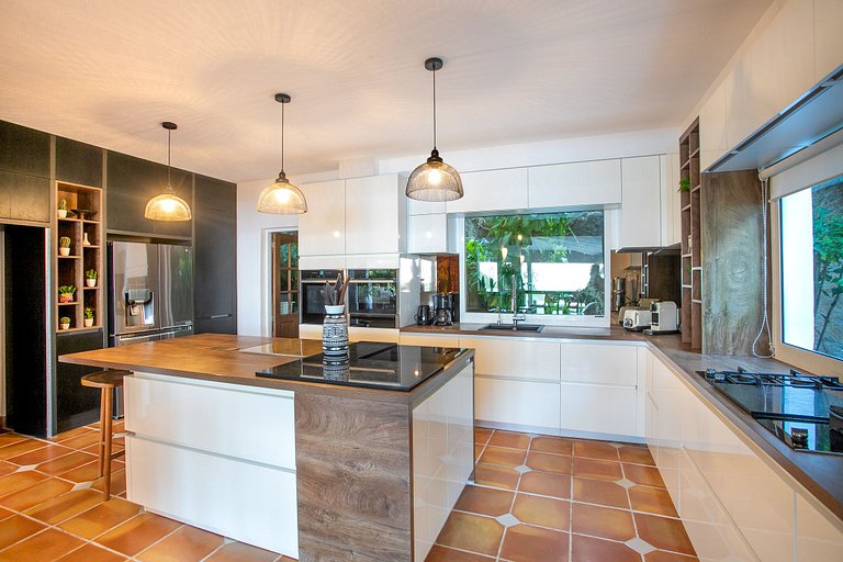 Sxm016 – Ocean-view estate with guest cottage in Anse Marcel