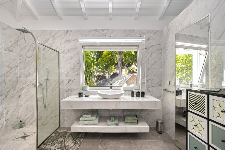 Sxm016 – Ocean-view estate with guest cottage in Anse Marcel