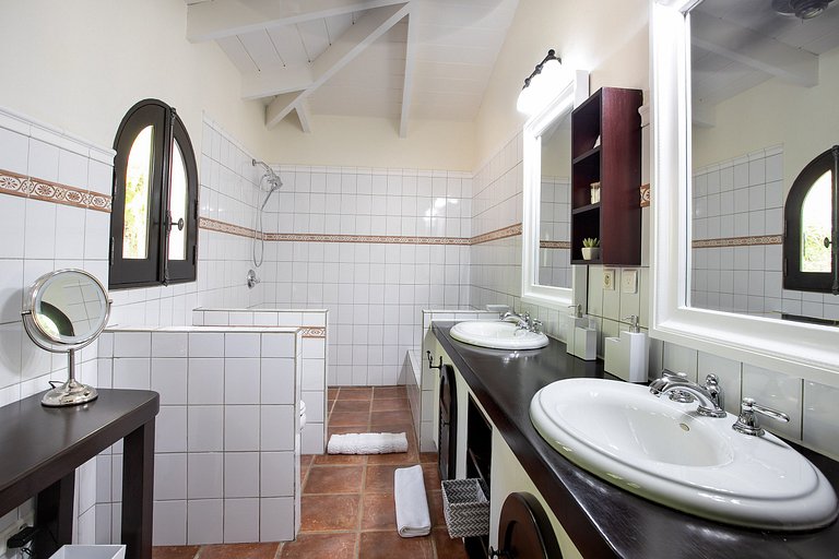 Sxm020 – Beachfront villa with cottage in Baie Rouge