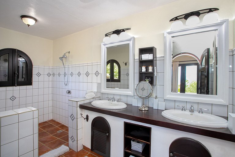 Sxm020 – Beachfront villa with cottage in Baie Rouge
