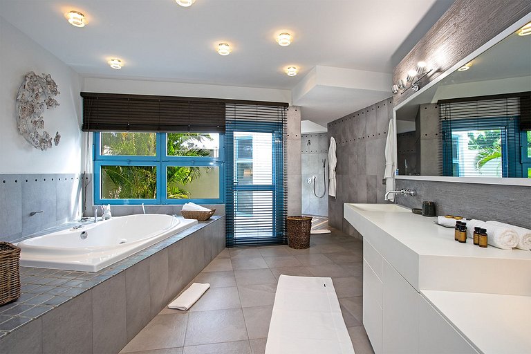 Sxm022 – Contemporary home with tennis court near Baie aux P