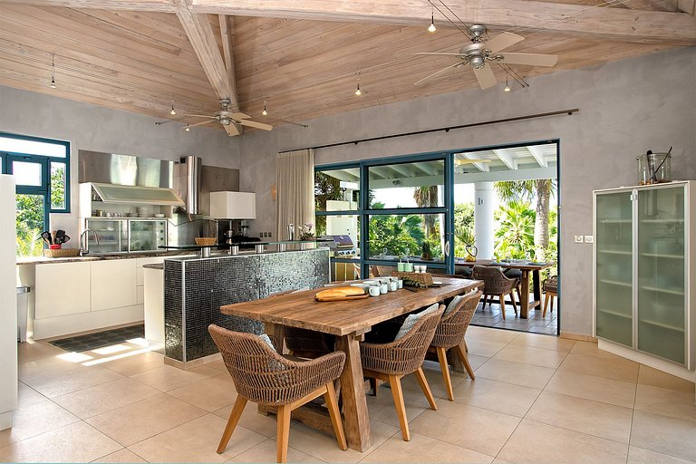 Sxm022 – Contemporary home with tennis court near Baie aux P