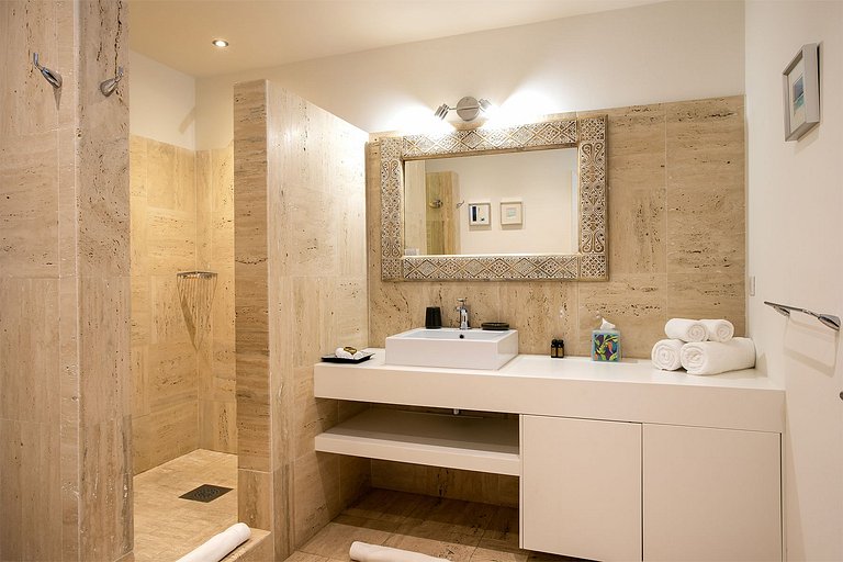 Sxm022 – Contemporary home with tennis court near Baie aux P